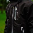 Mise en contexte de la veste imperméable BreatheDry noire de Arbortec