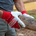 Utilisation des gants de travail en cuir et tissu de Oregon pour la manutention