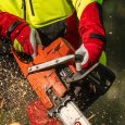 Mise en contexte des gants de protection anticoupure rouge & jaune Protect Pro de Oregon