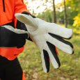 Utilisation des gants de protection anticoupure orange & noir Protect Pro de Oregon